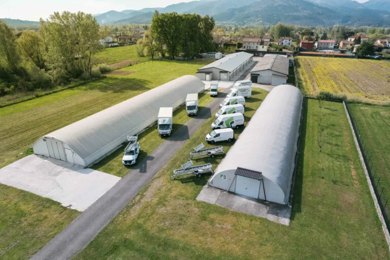 La sede di Lucca e la flotta di mezzi da trasloco di Fazzini Traslochi