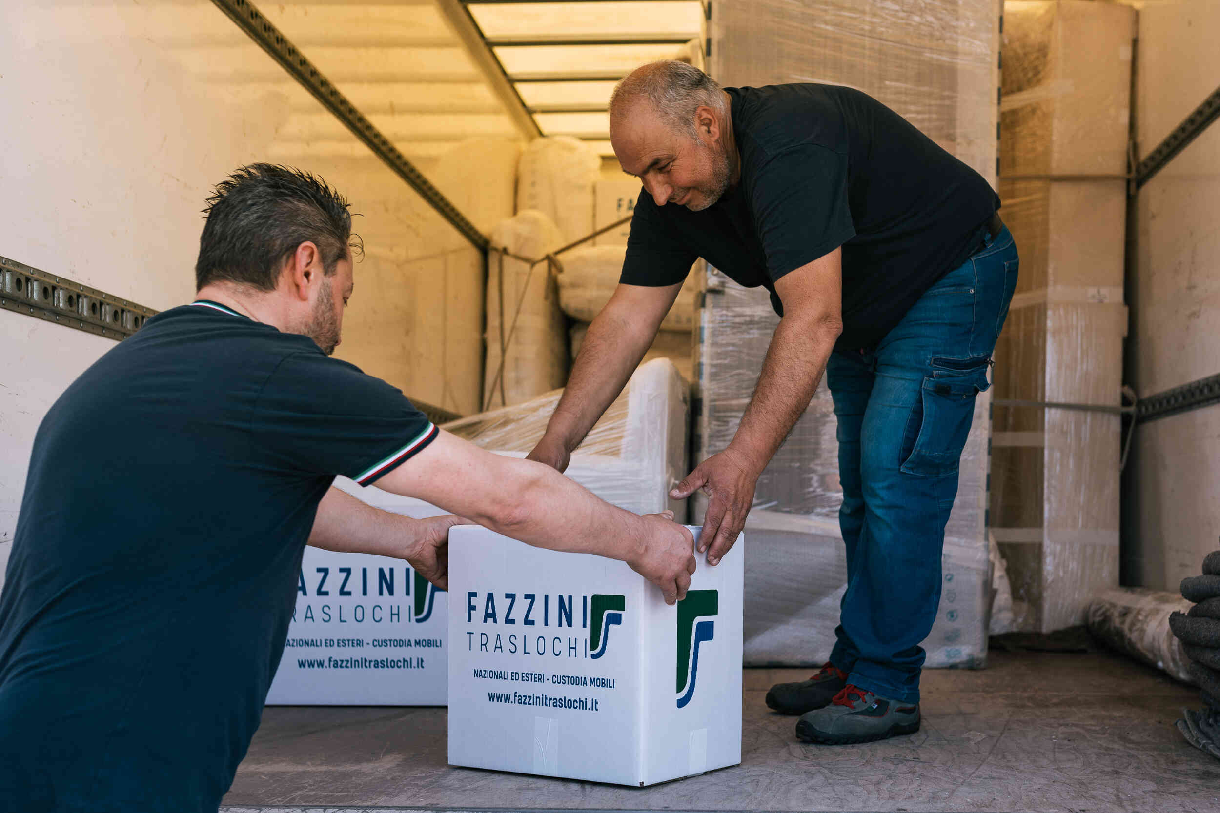 Addetti al trasloco caricano merce sul camion Fazzini traslochi