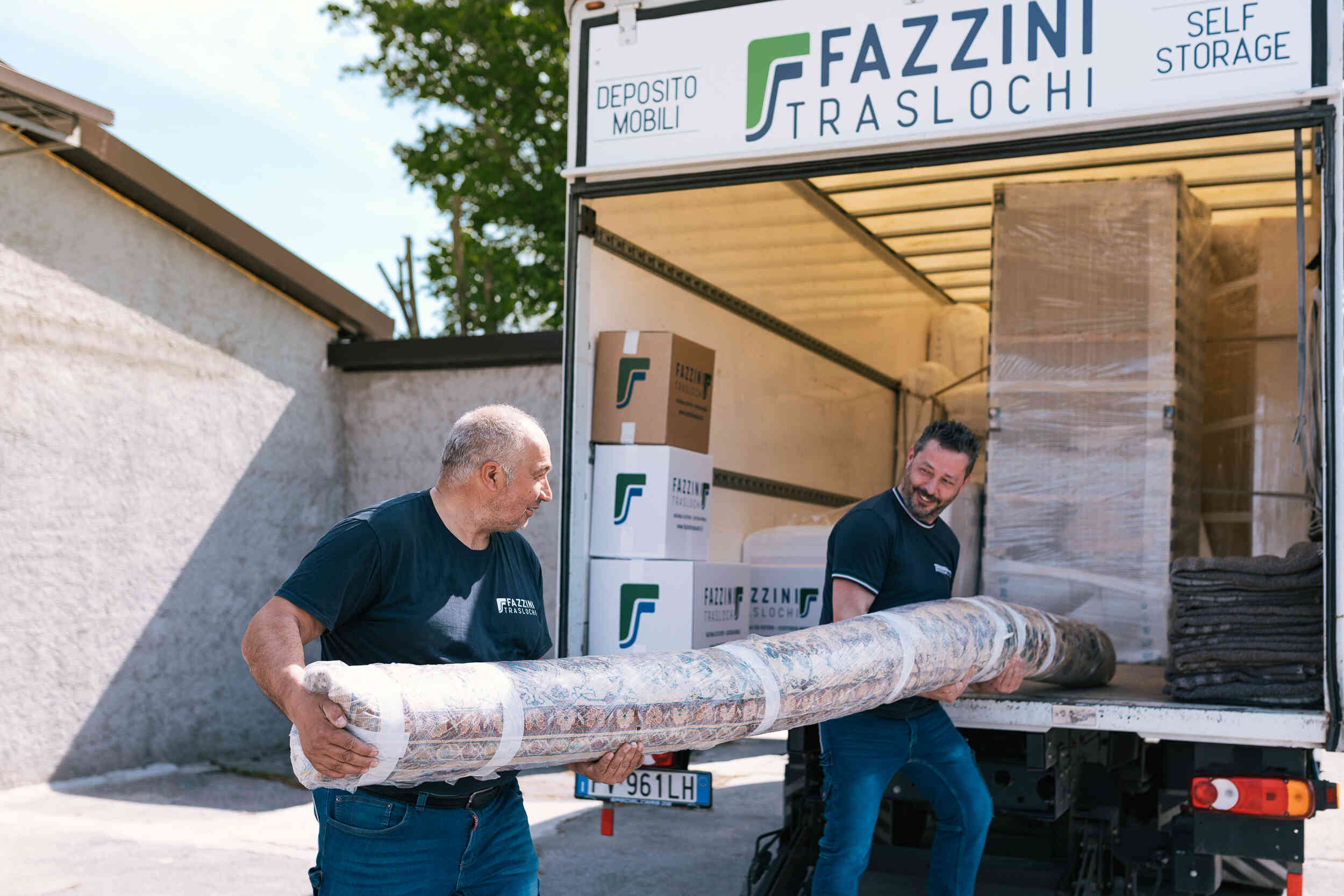 Addetti al trasloco caricano merce sul camion Fazzini traslochi