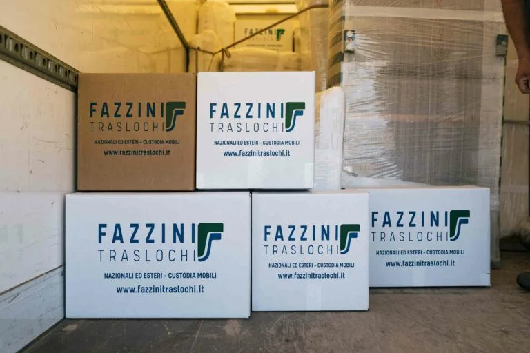 Mobili e scatoloni sul camion Fazzini traslochi