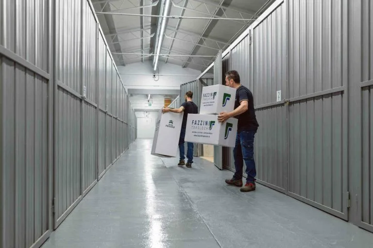 Addetti movimentano scatoloni nell'area Self storage di Fazzini Traslochi