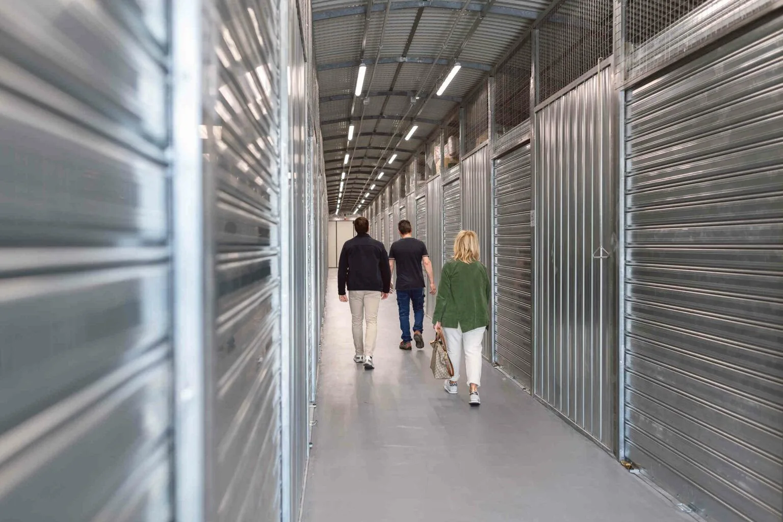 Clienti accedono all'area Fazzini Self storage accompagnati da addetto