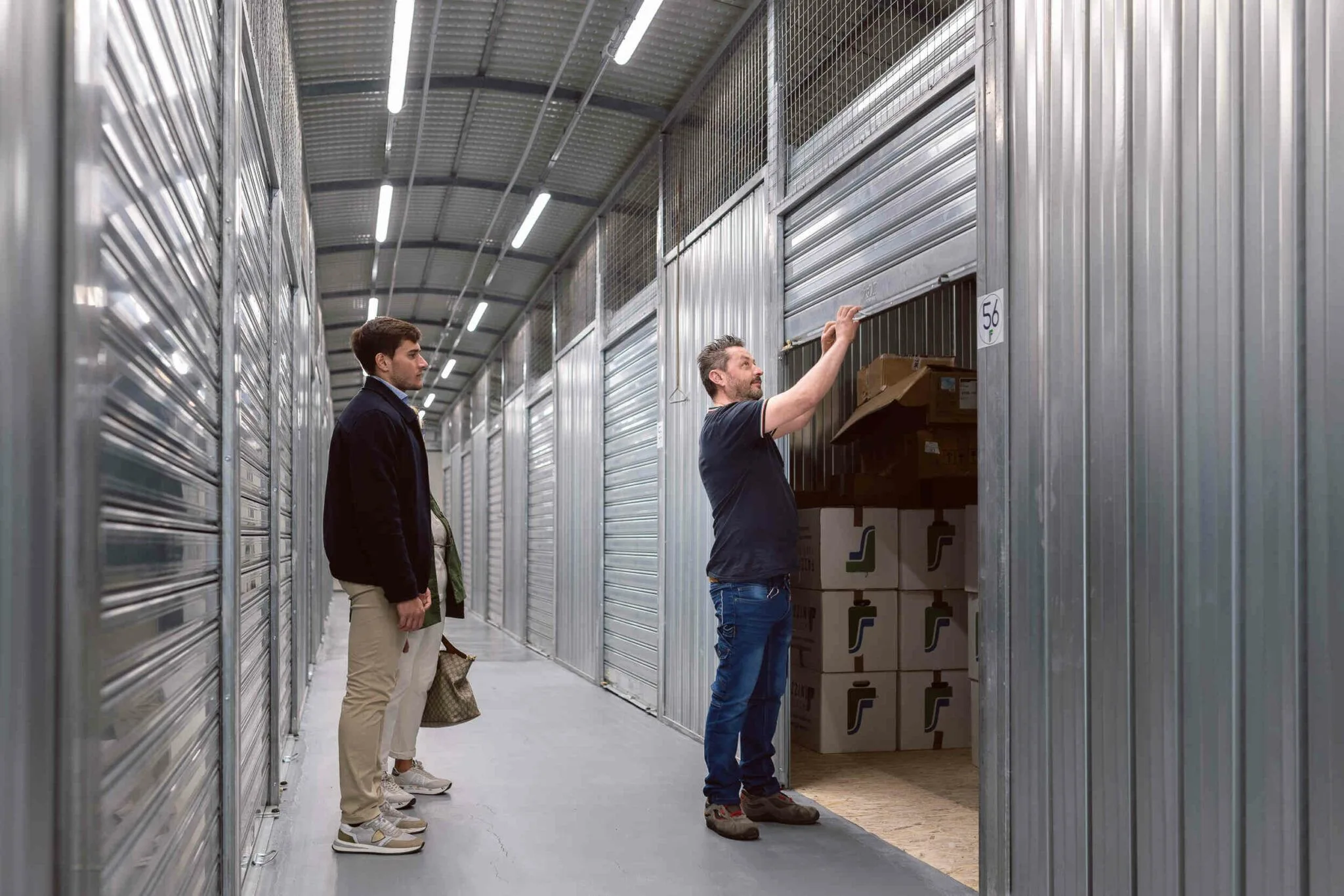 Addetto mostra al cliente l'utilizzo del box per il Self storage Fazzini Traslochi