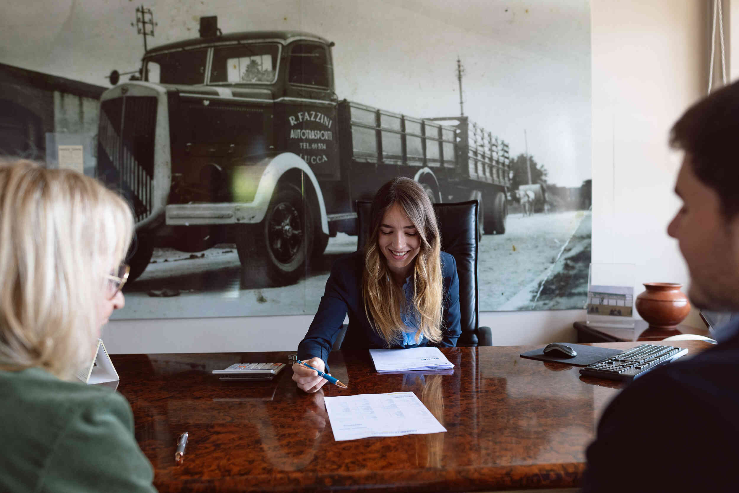Colloquio con clienti nell'ufficio di Fazzini Traslochi